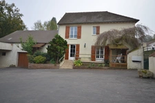 LA FERTE GAUCHER (77) à vendre Maison de caractère avec deux grandes dépendances. 