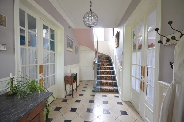 CHÂTEAU THIERRY (02) à vendre belle maison bourgeoise et son jardin joliment agencé.