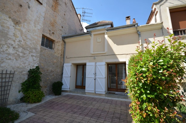CHATEAU THIERRY (02) à vendre Maison en pierre de 4 pièces avec une dépendance.