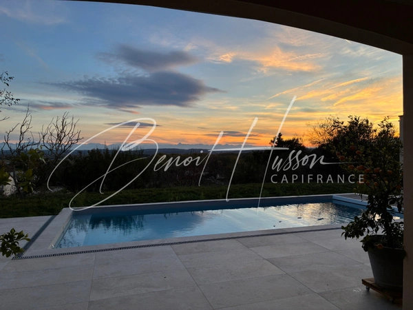Maison contemporaine T5 avec piscine sur 2966m² de terrain