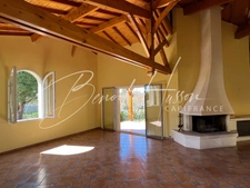 Maison T4 de 168m² de plain-pied avec piscine intérieure et sous-sol