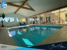 Maison T4 de plain-pied avec piscine intérieure et sous-sol