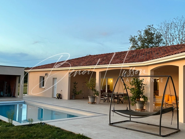Maison contemporaine T5 avec piscine sur 2966m² de terrain