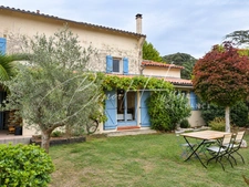Elegant 7-room (T7) bourgeois house of 174m² on a 362m² plot with garage