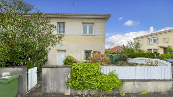 Dpt Gironde (33), à louer MERIGNAC, Maison 3 pièces de 63m² environ avec jardinet et stationnements, proche Saint-Augustin