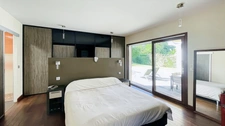 Dpt Gironde (33), à vendre LE HAILLAN, Maison d'architecte 7 pièces de 220m² sur jardin de 1860m² avec piscine