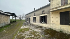 À Vendre – Maison avec Grande Dépendance et Terrain de 3 975 m² à Mortier (17) – À RÉNOVER