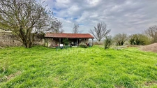 A vendre maison à rénover et dépendances à  CHALLIGNAC (16)
