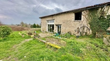 A vendre maison à rénover et dépendances à  CHALLIGNAC (16)