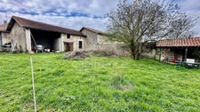 A vendre maison à rénover et dépendances à  CHALLIGNAC (16)