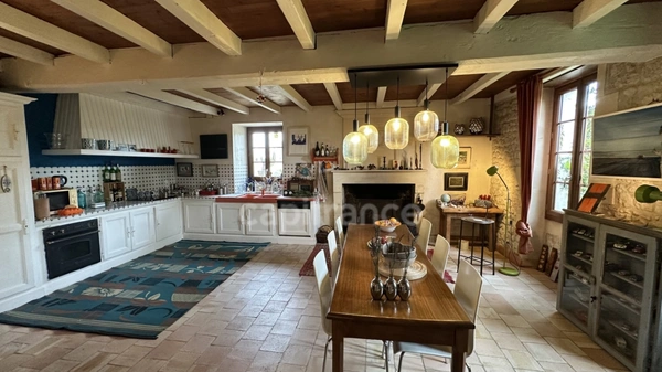 À vendre , Authentique longère charentaise de 186 m² habitables avec grand terrain arboré à Berneuil 