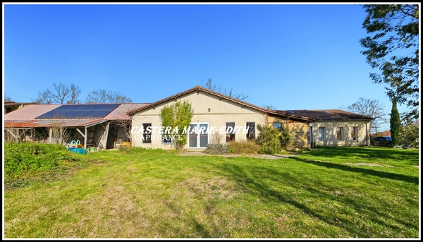 Propriété  - 500 M² habitables 26 PIECES- 12 Chambres avec vue Pyrénées à 6 minutes de Marciac – Maison, gîtes, salle Polyvalente d’événements, cabinet de praticien, Prairies et dépendance