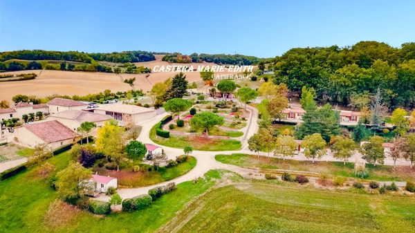 MAGNIFIQUE DOMAINE  à vendre 39 pièces AUCH (32)  sur 4,5 hectares 