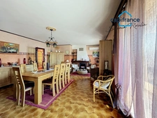 Maison avec 2 espaces de vie, piscine et garage – Pierrelatte centre