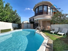 Maison avec 2 espaces de vie, piscine et garage – Pierrelatte centre