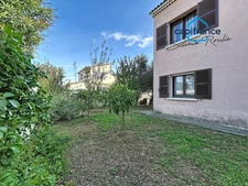 Maison avec 2 espaces de vie, piscine et garage – Pierrelatte centre