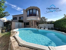 Maison avec 2 espaces de vie, piscine et garage – Pierrelatte centre