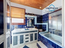 Maison avec 2 espaces de vie, piscine et garage – Pierrelatte centre