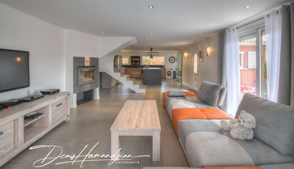 Dpt MIONNAY (01), à vendre maison 175 m² - 4 chambres - Terrain de 1056,00 m² avec piscine