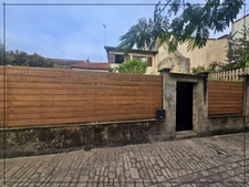 Maison de ville en pierre de 120 m² habitables avec jardin et garage.
