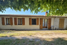 Charmante maison de plain-pied de 100m² à rafraîchir, située sur un terrain de 2500 m².