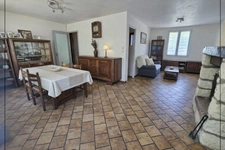 Charmante maison de plain-pied de 100m² à rafraîchir, située sur un terrain de 2500 m².