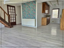 Maison de ville en pierre de 120 m² habitables avec jardin et garage.