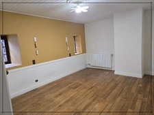 Maison de ville en pierre de 120 m² habitables avec jardin et garage.