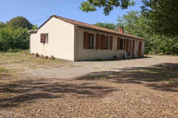 Charmante maison de plain-pied de 100m² à rafraîchir, située sur un terrain de 2500 m².