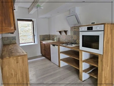 Maison de ville en pierre de 120 m² habitables avec jardin et garage.
