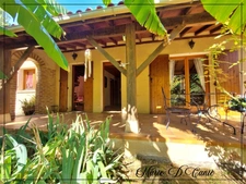 Maison de trois chambres + sous sol aménageable en rez-de-jardin sur 7400m² de jardin.
