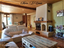 Maison de trois chambres + sous sol aménageable en rez-de-jardin sur 7400m² de jardin.