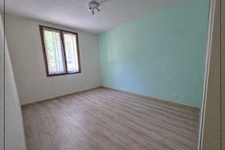 Charmante maison de plain-pied de 100m² à rafraîchir, située sur un terrain de 2500 m².