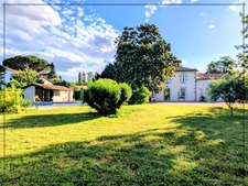 Maison de maître de caractère avec piscine, grand terrain et gîte indépendant