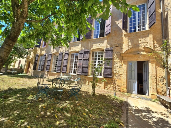 Magnifique maison située au coeur de la ville de Nérac, chargée d’histoire et d’architecture unique.