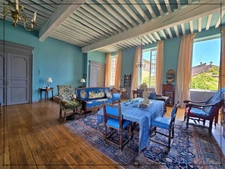 Magnifique maison située au coeur de la ville de Nérac, chargée d’histoire et d’architecture unique.