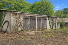 Charmante maison de plain-pied de 100m² à rafraîchir, située sur un terrain de 2500 m².