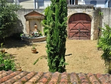 Magnifique maison située au coeur de la ville de Nérac, chargée d’histoire et d’architecture unique.