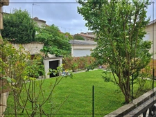 Maison de ville en pierre de 120 m² habitables avec jardin et garage.