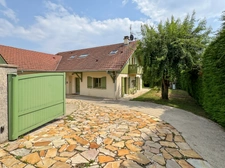 Elegant 192 m² family property with 6 bedrooms in the heart of Tutégny