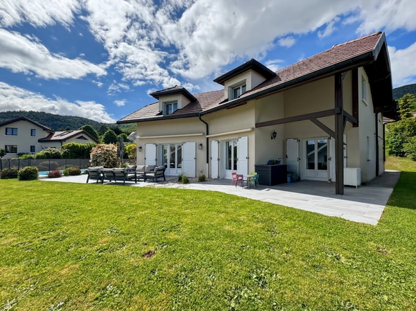 Maison contemporaine d’exception de 180m2 avec 5 chambres et jardin paysagé - Divonne-les-Bains