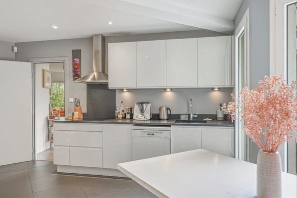 Prévessin-Moëns – Maison d’architecte T7 d’exception au cœur d’un parc privé avec piscine  