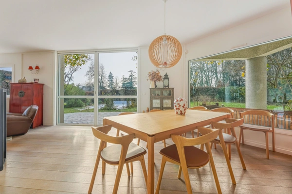 Prévessin-Moëns – Maison d’architecte T7 d’exception au cœur d’un parc privé avec piscine  