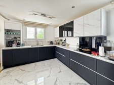 5-bedroom family home in Ségny with spacious rooms and a magnificent garden 