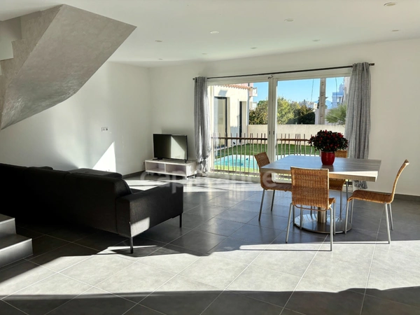 EXCLUSIVITÉ – LA CIOTAT – Maison T4/5 avec piscine, garage et grand sous-sol