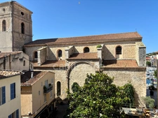 LA CIOTAT CENTRE HISTORIQUE – T3 ATYPIQUE AVEC VUE SUR L’ÉGLISE