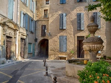 Immeuble de village à rénover avec local commercial loué - 6 pièces CAROMB (84)