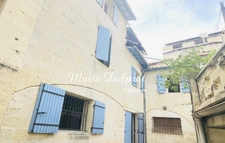 Maison de village rénovée avec terrasses et stationnement – Beaucaire centre