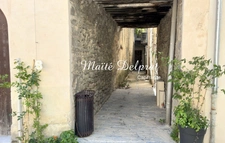Village house with garden, exceptional volumes and rental potential MALAUCENE (84)
