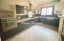Maison de village rénovée avec terrasses et stationnement – Beaucaire centre